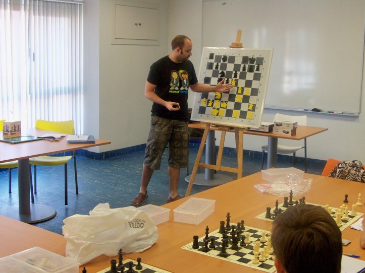 GM Herraiz donant una classes a un campus