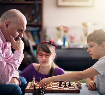 nen i avi jugant a escacs
