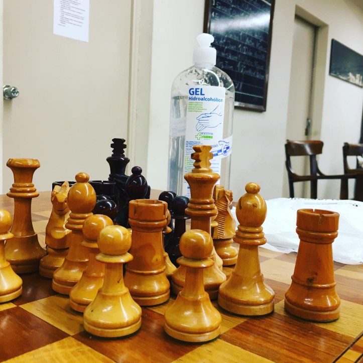 Peces d'escacs amb ampolla de gel desinfectant